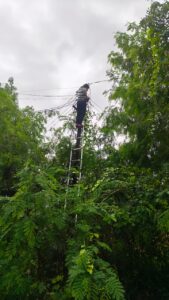 MSEB hardwork in rain