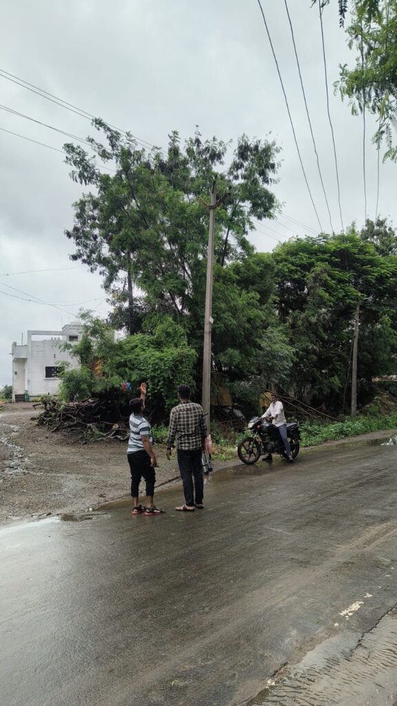 MSEB hardwork in rain