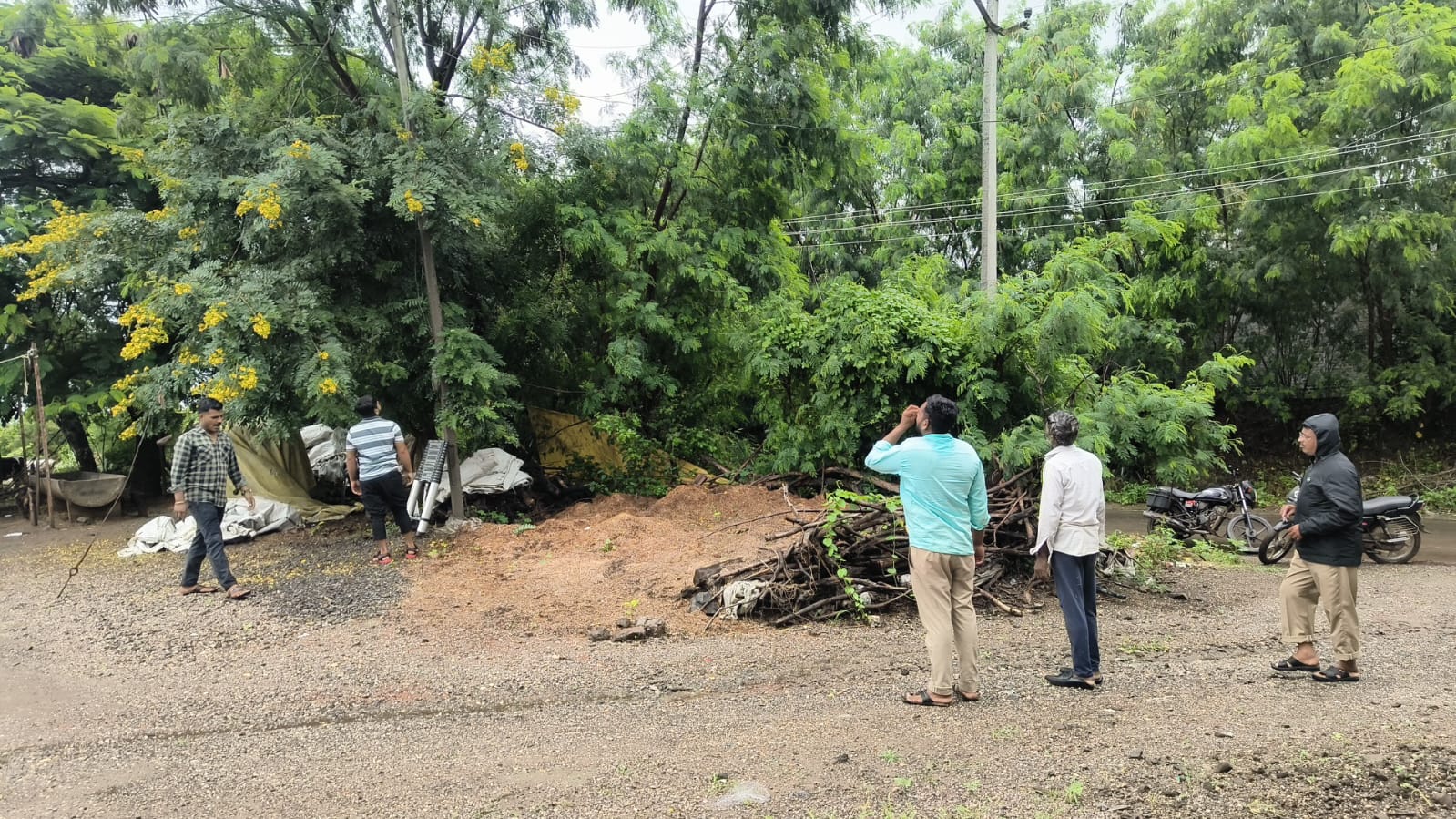 MSEB hardwork in rain